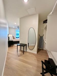 Nimitz Crossing Luxury Residences客房内的一张或多张床位