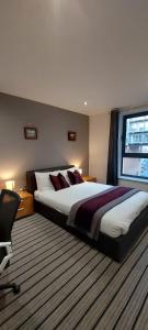 Voodi või voodid majutusasutuse City Apartment in Great Location with a Balcony & Parking Possible - West One toas