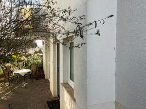 a white building with a window and a table at Ferienwohnung Daly in Münchweiler an der Alsenz