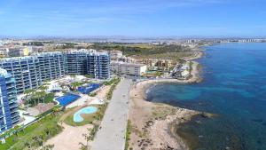 z góry widok na plażę z budynkami i ocean w obiekcie CH Vista Alegre Rocio del Mar w mieście Torrevieja