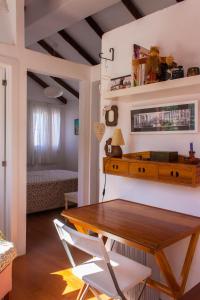 sala de estar con mesa de madera y sillas en La Casilla, en Agaete