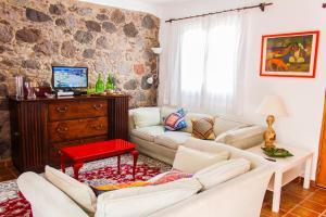 a living room with a couch and a table at La Casilla in Agaete