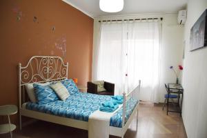 ナポリにあるドムス ブラッコのベッドルーム1室(青いシーツと窓付)