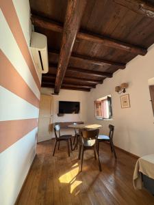 a living room with a table and chairs in a room at Begasti guest house 2, for trekking lovers in Monterosso al Mare