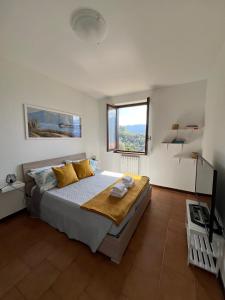 ペルレードにあるCasa NiMa Lake Apartmentの大きなベッドと窓のある寝室