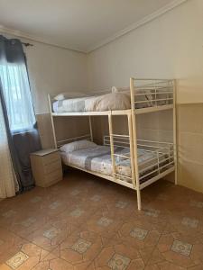 Dos literas en una habitación con ventana. en Casa 12 PAX Metro Alboraya Valencia, en Alboraya 7 fotos más