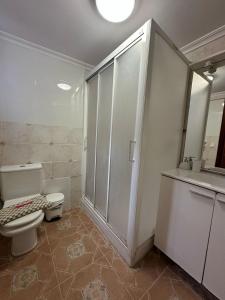 Un baño con inodoro, ducha y lavabo. en Casa 12 PAX Metro Alboraya Valencia, en Alboraya