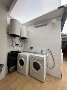 lavadero con lavadora y lavadora en Casa 12 PAX Metro Alboraya Valencia, en Alboraya