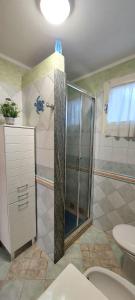 un bagno con doccia e WC di Bella Vista a Torre Dei Corsari