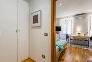 specchio in camera con letto e scrivania di Augustina Apartment a Rovigno (Rovinj) Altre 15 foto