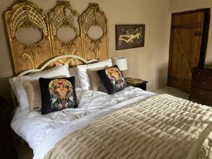 ein Schlafzimmer mit einem großen Bett mit zwei Kissen darauf in der Unterkunft 4 Cumberland Cottages in Kingsbridge