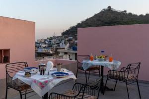 a table and chairs sitting on top of a balcony at Jorawar House in Būndi