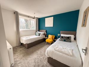 Postel nebo postele na pokoji v ubytování 3br Home - Private Parking - Monthly Discounts