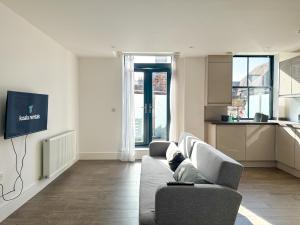 TV a/nebo společenská místnost v ubytování NEW - St James - City Centre Modern Apartment