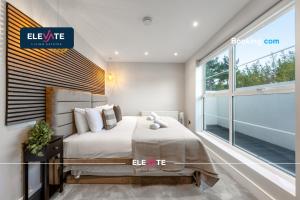 Postel nebo postele na pokoji v ubytování 2BDRWEMBLEYFLAT l EXCLUSIVE DEALS l LAST-MINUTE ESCAPE l 1 X SUPER KING BED AND 3 SINGLE BEDS l WEMBLEY STADIUM LOCATION, FREE PARKING, SLEEPS 8 l Elevate Living Estates Short Lets & Serviced Apartments Wembley