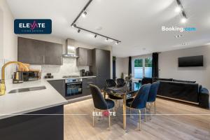 Köök või kööginurk majutusasutuses 2BDRWEMBLEYFLAT l EXCLUSIVE DEALS l LAST-MINUTE ESCAPE l 1 X SUPER KING BED AND 3 SINGLE BEDS l WEMBLEY STADIUM LOCATION, FREE PARKING, SLEEPS 8 l Elevate Living Estates Short Lets & Serviced Apartments Wembley