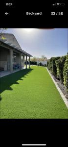 una foto de un patio verde junto a una casa en Modern Oasis, en Casa Grande