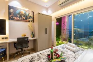 Televisyen dan/atau pusat hiburan di Jacuzzi & Big Screen By Buddies Home