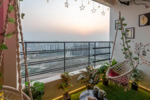 Balkoni atau teres di Jacuzzi & Big Screen By Buddies Home