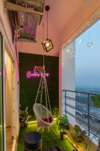 Gambar di galeri bagi Jacuzzi & Big Screen By Buddies Home di Greater Noida