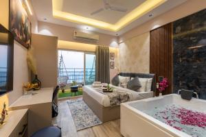 Ruang duduk di Jacuzzi & Big Screen By Buddies Home