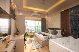 Gambar di galeri bagi Jacuzzi & Big Screen By Buddies Home di Greater Noida