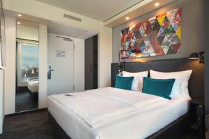 Cama ou camas em um quarto em Motel One Frankfurt-Römer