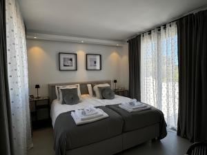 Postel nebo postele na pokoji v ubytování Marbella Bliss - Luxury 4-Bedroom VILLA with Garden, HEATED Private POOL & Jacuzzi, Marbesa near- 5 min to the Cabopino Beach + 157 fotografií