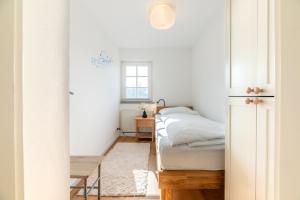 ヴィーク・アウフ・フェールにあるHaus Föhroaseのベッド2台とテーブルのある寝室