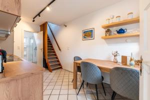 ヴィーク・アウフ・フェールにあるHaus Föhroaseの木製のテーブルと椅子のあるキッチンとダイニングルーム