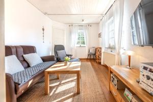 ヴィーク・アウフ・フェールにあるHaus Föhroaseのソファとテーブルのあるリビングルーム