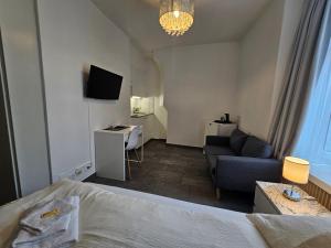 Televiisor ja/või meelelahutuskeskus majutusasutuses Hotel Surselva