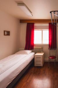 Rúm í herbergi á Studlagil INN Hostel