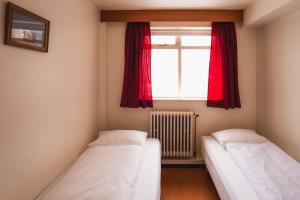 Rúm í herbergi á Studlagil INN Hostel