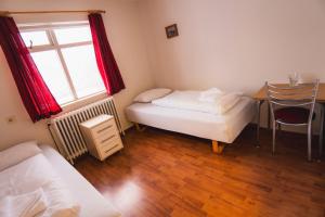 Rúm í herbergi á Studlagil INN Hostel