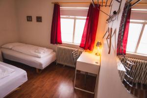 Rúm í herbergi á Studlagil INN Hostel