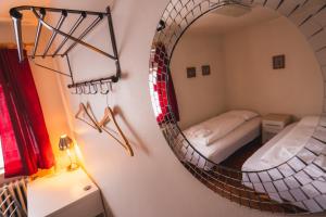 Rúm í herbergi á Studlagil INN Hostel