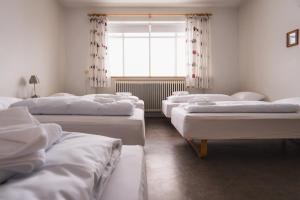 Rúm í herbergi á Studlagil INN Hostel