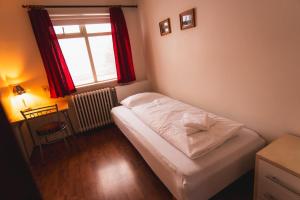 Rúm í herbergi á Studlagil INN Hostel
