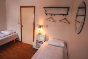 Rúm í herbergi á Studlagil INN Hostel