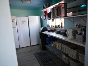 Kuchyň nebo kuchyňský kout v ubytování Sin City Hostel