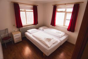 Rúm í herbergi á Studlagil INN Hostel
