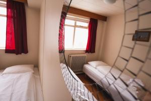 Rúm í herbergi á Studlagil INN Hostel