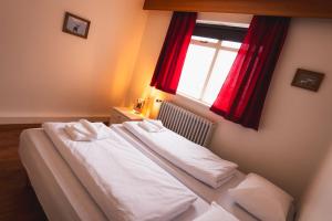 Rúm í herbergi á Studlagil INN Hostel