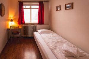 Rúm í herbergi á Studlagil INN Hostel