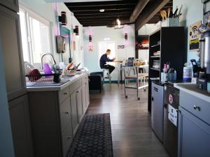 Kuchyň nebo kuchyňský kout v ubytování Sin City Hostel