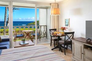 WailuaにあるIslander on the Beach 246のベッドルーム1室、海の景色を望む部屋1室