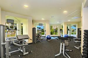 una palestra con numerose attrezzature sportive in una stanza di Waipouli Beach Resort F301 a Wailua