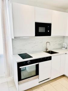 Η κουζίνα ή μικρή κουζίνα στο 2 Bedroom flat Cannes Center La Croisette Banane