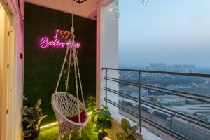 Balkoni atau teres di Jacuzzi & Big Screen By Buddies Home